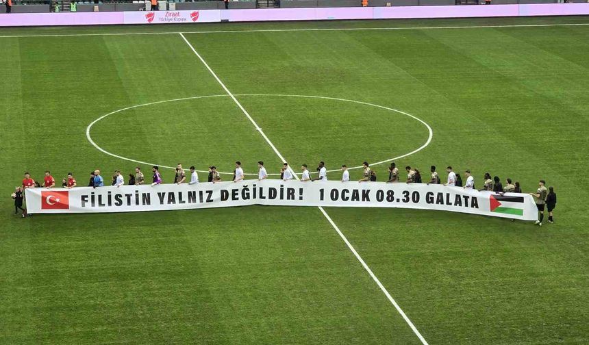 Kocaelispor-Erzurumspor maçında takımlar sahaya Filistin pankartıyla çıktı