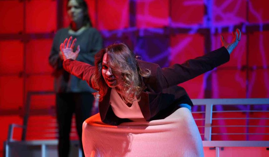 'Kutsal' oyunu İstanbul'da tiyatro severlerle buluşuyor