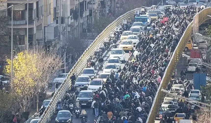 İran'da halk sokakta, protestolar büyüyor