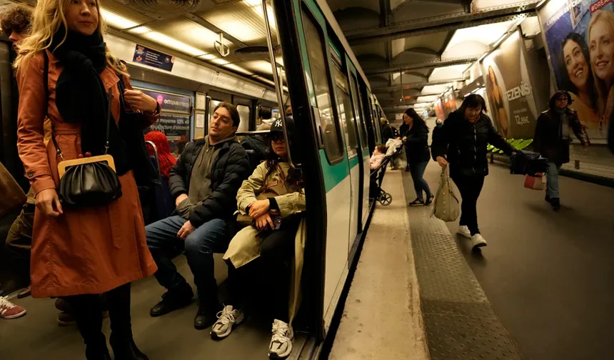 Paris metrosunda bıçaklı saldırı: Üç kadın yaralandı