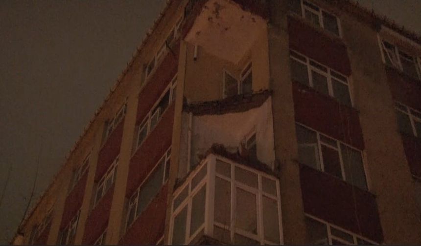 Bahçelievler'de daha önce boşaltılan binanın balkonu sağanak sonrası çöktü