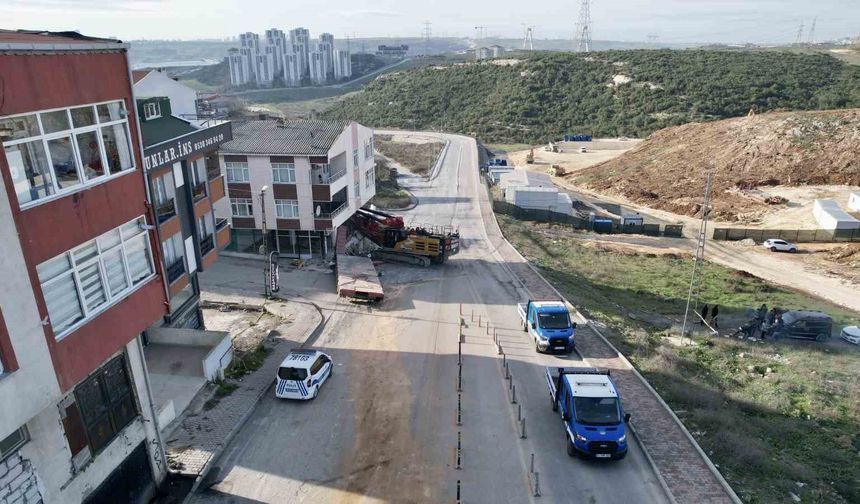 Başakşehir'de binaya saplanan vinci çıkarma çalışmaları 28. saate girdi