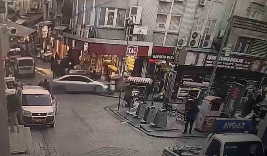 Eminönü'nde fren yerine gaza basan sürücü vatandaşların arasına daldı