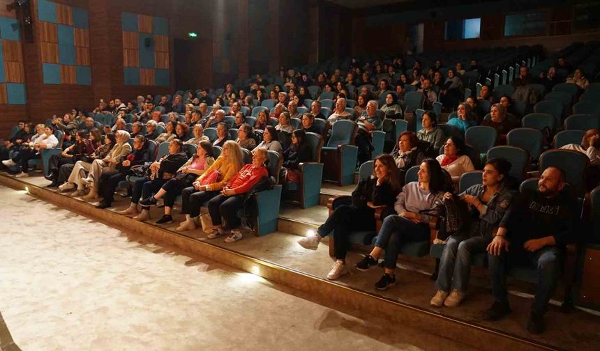 Esenyurt'ta tiyatro dolu bir sezon: Her ay 3 oyun sahnelendi