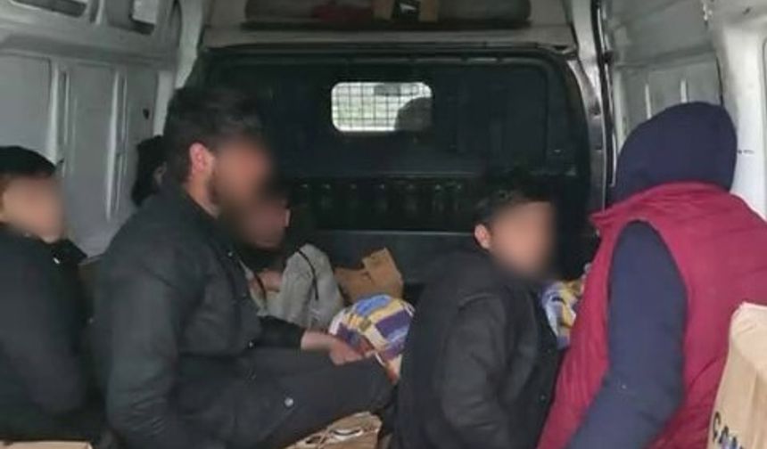 Hendek'te minibüs kasasındaki göçmenler yakalandı
