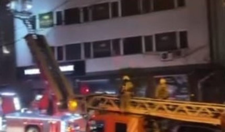 Kağıthane'de binanın çatısı alevlere teslim oldu