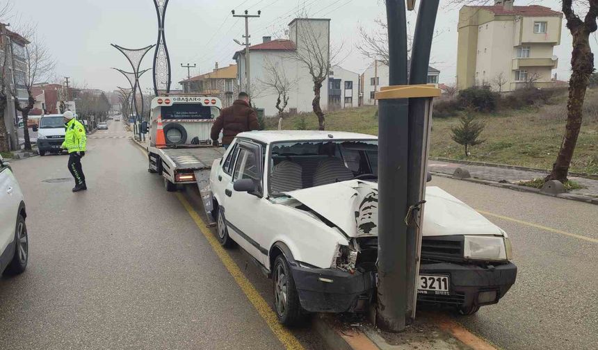 Keşan'da aydınlatma direğine çarpan otomobildeki 2 kişi yaralandı