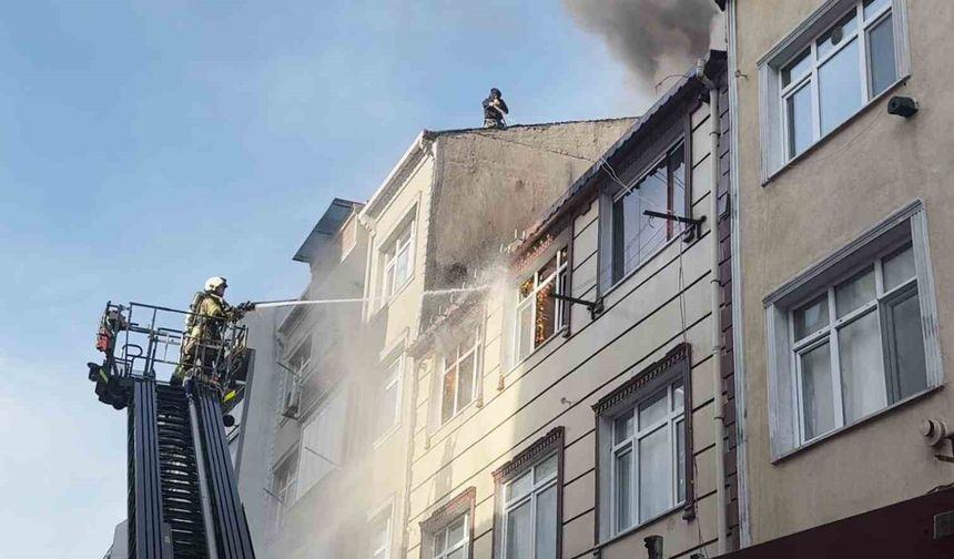 Küçükçekmece'de 3 katlı binanın çatı katı alev topuna döndü