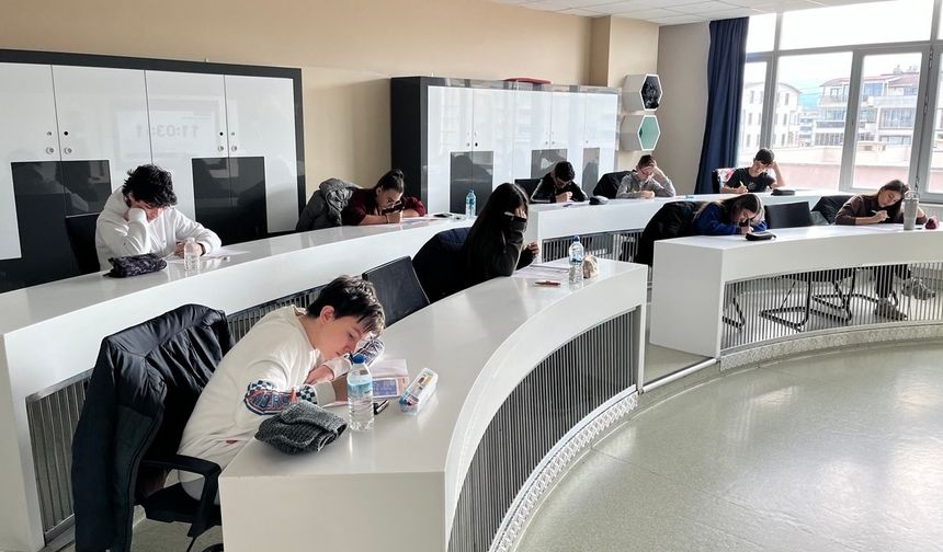 Öğrenci ve velileri sınav heyecanı sardı