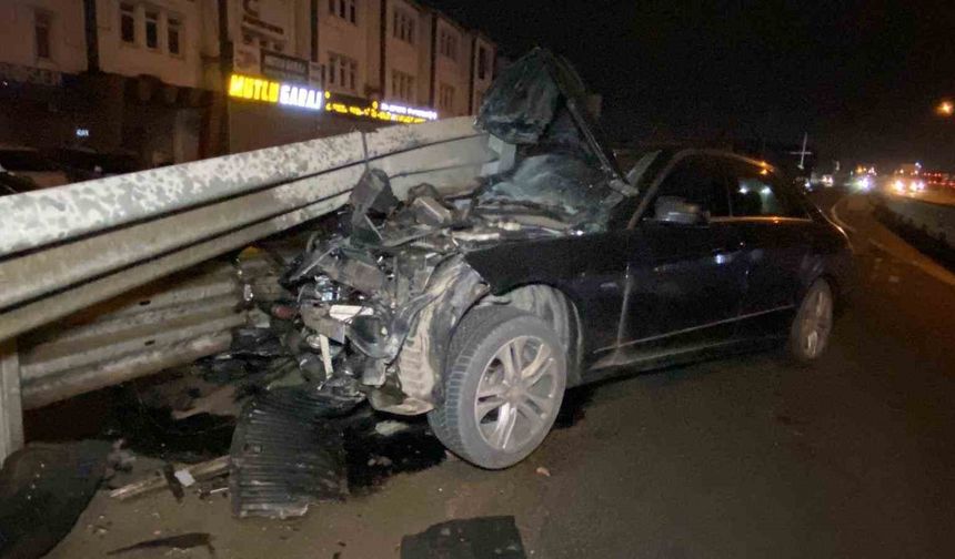 Otomobil bariyere saplandı: Sürücü yara almadan kurtuldu