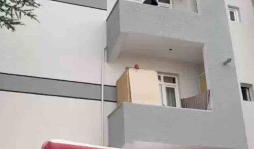 Teslim olmamak için kendini balkona kilitledi
