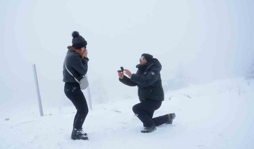 Uludağ'da romantik sürprizleri: Karlar altında iki 'Evet'