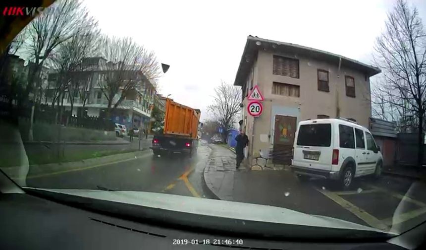 Üsküdar'da hafriyat kamyonunun açılan damper kapağı yayaya ve araçlara çarptı