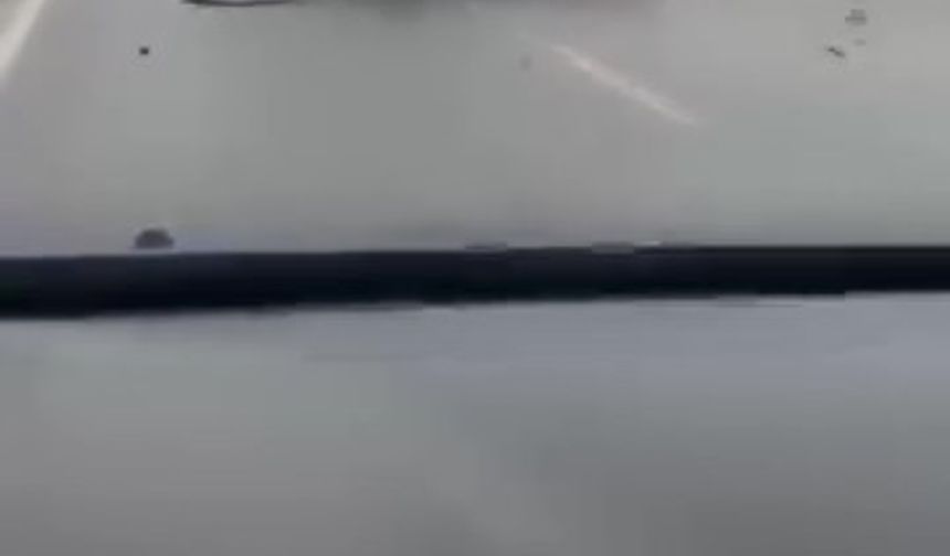 Yağışlı yolda makas atan otomobil tepetaklak oldu