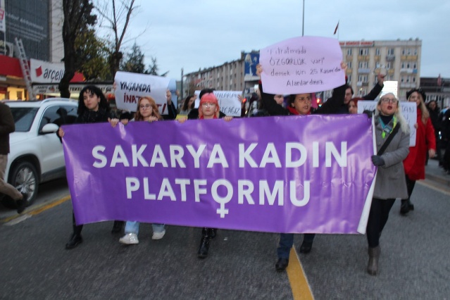 Sakarya Kadın Platformu&#039;nun Kadına Yönelik Şiddete Karşı Uluslararası Mücadele Günü dolayısıyla düzenlediği yürüyüş, yağışlı hava rağmen geniş katılımla gerçekleşti.

Yenicami&#039;de toplanip, Atatürk Bulvarı&#039;na yürüyen kadınlar; &quot;Fitratımızda Özgürlük Var&quot;, &quot;Bİzi zorla kendi cehenneminize gönderemezsiniz&quot;, &quot;İstanbul Sözleşmesi Bizimdir&quot;, &quot;Alışın her yerdeyiz&quot;,&quot;Yaşamda İnan et&quot;, &quot;Dik Duran Kadınlara Sizi Alıştıracağız&quot;, &quot;Karanlıktan Korkarsan Bu Kenti Ateşe Veririz&quot;, &quot;Şiddetin Delili Bahanesi Olmaz&quot; ve &quot;Yaşasın Örgütlü Kadın Mücadelemiz&quot; yazılı dövizler taşıdılar.
Yürüyüşe katılanlar Adapazarı Kültür Merkezi önünde toplandı ve burada basın açıklaması yapıldı.