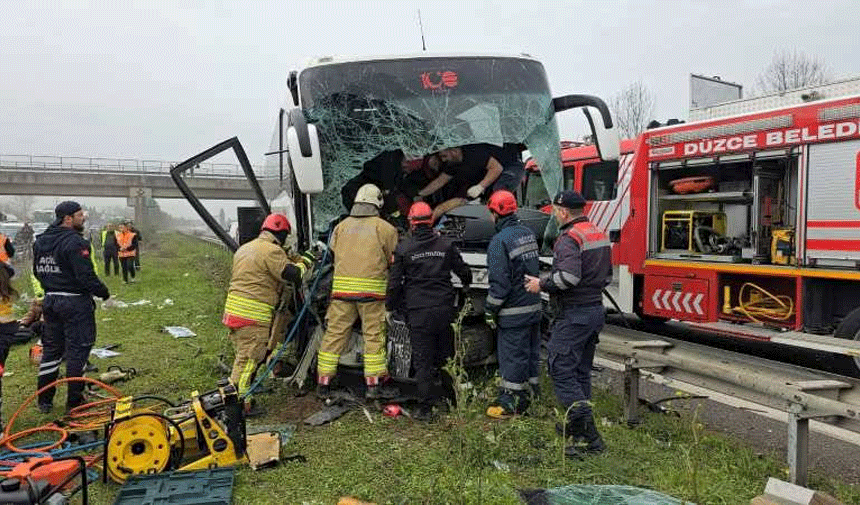 İzmit otobüsü Düzce'de kaza yaptı