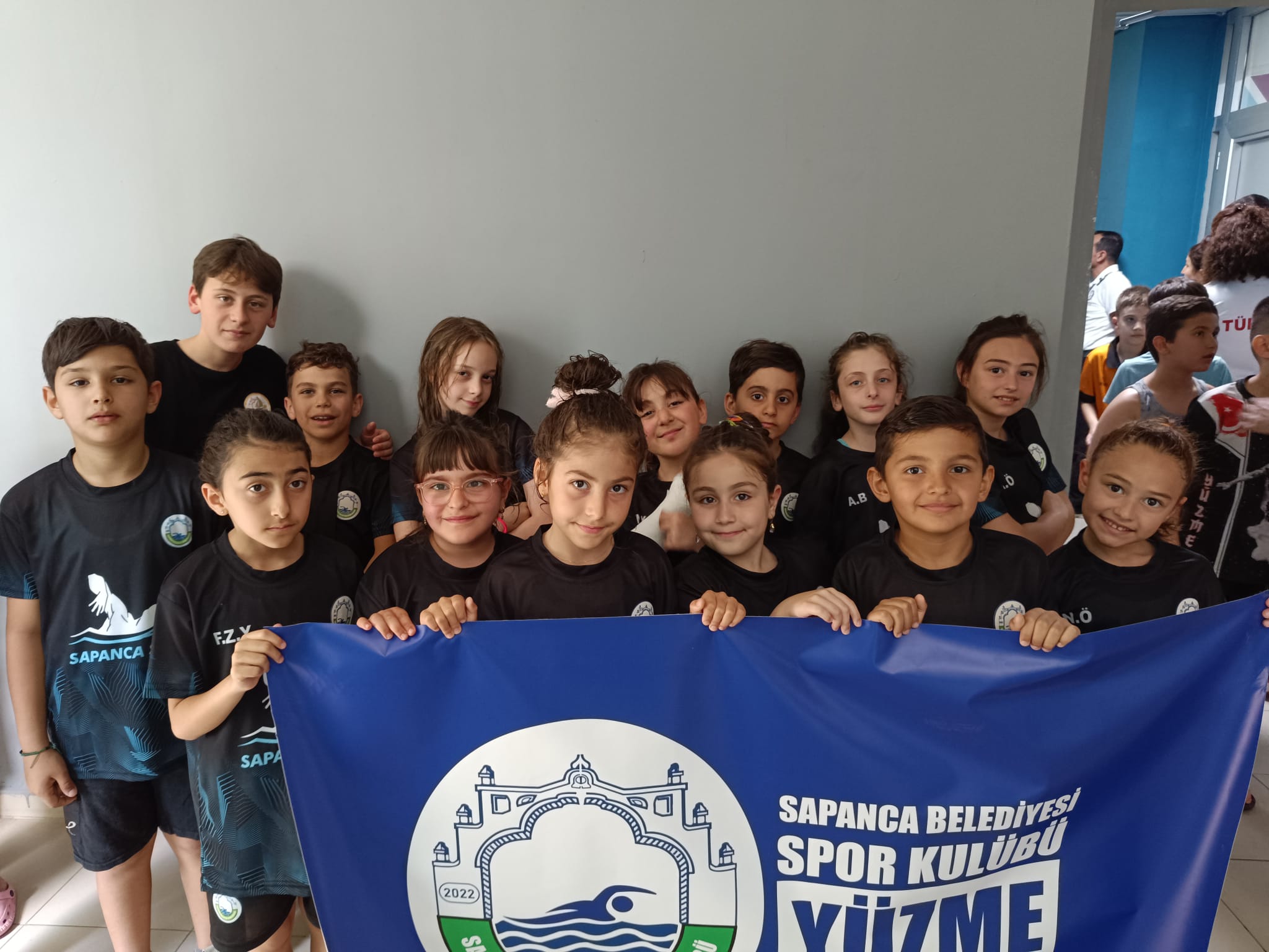 Sapanca Belediye Spor yüzücüleri büyük bir başarıya imza attı