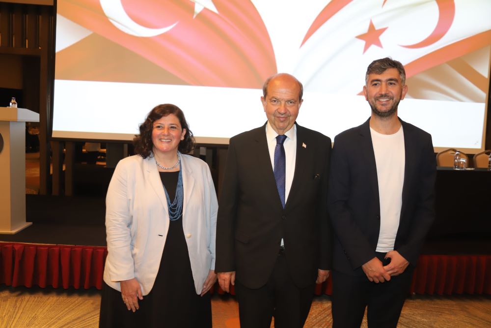 Yemek sonrası Sapanca Belediye Başkanı Nihat Arda Şahin ve Başkan Yardımcısı Nazlı Köseoğlu Cumhurbaşkanı Tatar ile sohbet ederek hatıra fotoğrafı çekildiler.